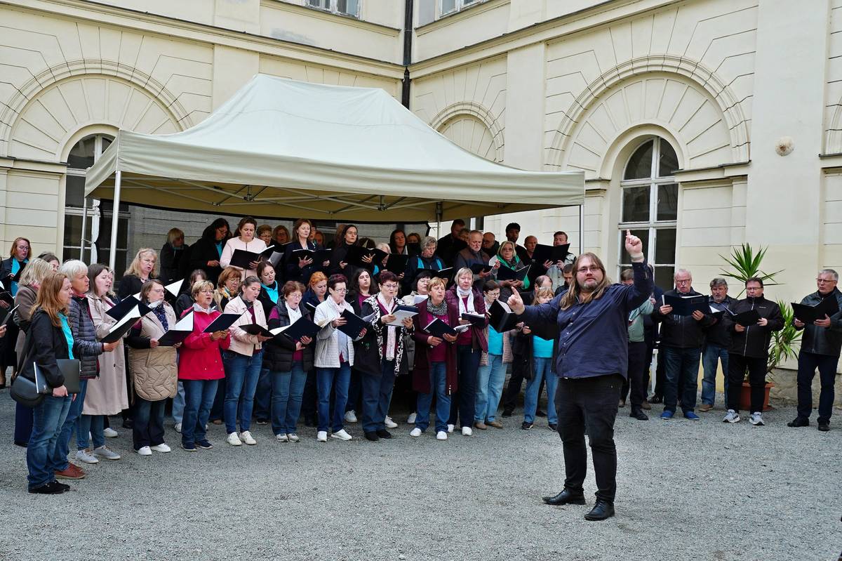 V neděli 17. 5. 2026 v odpoledních hodinách se konalo na zámku 7. Boskovické zpěvobraní. Letošní nesoutěžní přehlídky se zúčastnily sbory Janáček, Mladost Brno, Cantare Mokrá-Horákov, K dur Kuřim a Dvořák Uherský Brod. Z důvodu deštivého počasí se přehlídka konala v průjezdu zámku místo plánovaného nádvoří.
