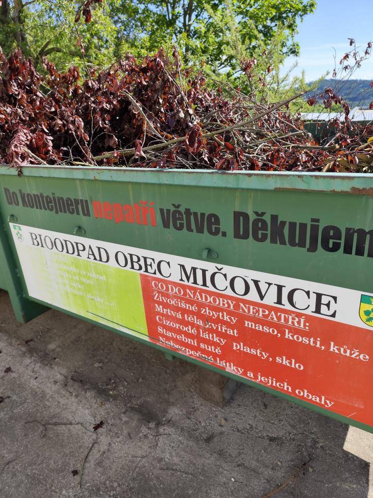 Vážení občané,opět jsme v kontejneru na bioodpad v místní části Klenovice našli větve, které do tohoto typu kontejneru nepatří. Bohužel se tato situace opakuje poměrně často.Žádáme proto všechny občany, aby do kontejneru na bioodpad ukládali pouze odpad, který je k tomu určen.Nesprávným ukládáním odpadu dochází ke komplikacím při svozu a zbytečnému navyšování nákladů.Zároveň upozorňujeme, že z důvodu opakovaného porušování pravidel jsme nuceni prostor s kontejnery monitorovat kamerovým systémem.Děkujeme všem ohleduplným občanům za dodržování pořádku a pravidel třídění odpadu.