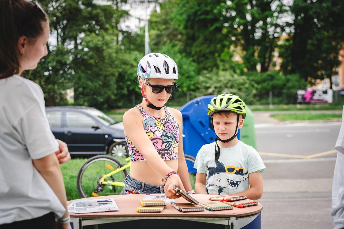 V Karviné dnes odstartovala motivační akce zaměřená na správné třídění odpadu. Do ulic vyrážejí Třídicí hlídky, které budou až do konce května lidem připomínat, jak správně nakládat s odpadem, a zároveň nabídnou možnost zapojit se do soutěže o deset poukazů v hodnotě 3 000 korun. Na vybraných stanovištích u kontejnerových míst jsou připraveny informační stánky s promotéry, kteří zájemcům poradí se správným tříděním a pomohou také se zapojením do soutěže. Stačí prostřednictvím mobilního telefonu načíst QR kód a vyplnit krátký online formulář s jednoduchým kvízem. „Chceme lidem připomenout, že i malé každodenní kroky mají význam. V Karviné dlouhodobě vidíme, že obyvatelé třídí stále zodpovědněji, a podobné akce mají za cíl tento pozitivní přístup dál podporovat,“ uvedla pracovnice Odboru komunálních služeb Magistrátu města Karviné Martina Klusová. Do soutěže se mohou zapojit i lidé bez chytrého telefonu. Na místě budou k dispozici zařízení přímo u stánků a promotéři se zapojením pomohou. Připraveny jsou také drobné dárky vyrobené z recyklovaných materiálů, které mají ukázat, že vytříděný odpad může najít další využití. Třídicí hlídky budou v Karviné ve dvou termínech – od 18. do 21. května a následně od 25. do 28. května 2026. Navštíví vybraná stanoviště napříč městem, harmonogram jednotlivých zastávek je zveřejněn na webu města i na stránce https://karvinatridi.cz/aktuality/do-karvine-miri-tridici-patrola-se-soutezi-o-10-poukazu-v-hodnote-3-000-kc/. „Nejde jen o samotnou soutěž, ale hlavně o osvětu a připomenutí, že správné třídění odpadu pomáhá udržovat zdravé přírodní prostředí a čisté město. Chceme lidem ukázat, že zapojit se může opravdu každý,“ doplnila vedoucí Odboru komunálních služeb Magistrátu města Karviné Jana Maierová. Město zároveň upozorňuje, že stále eviduje případy odpadků odložených mimo kontejnery, které znečišťují veřejný prostor a komplikují následné zpracování odpadu. I proto chce Karviná pokračovat v aktivitách, které obyvatele motivují k odpovědnému přístupu.
