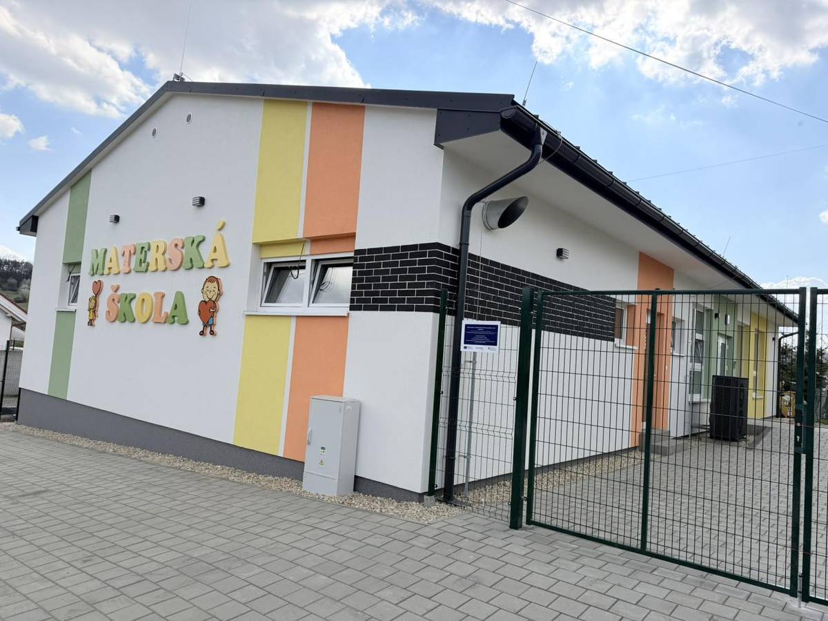 Obec Kokošovce realizovala projekt na zvýšenie kapacity Materskej školy, ktorý zabezpečí podmienky pre predprimárne vzdelávanie detí od 3 rokov. Projekt je financovaný z prostriedkov Európskej únie prostredníctvom Plánu obnovy. Realizácia projektu je od júla 2025 do júna 2026.