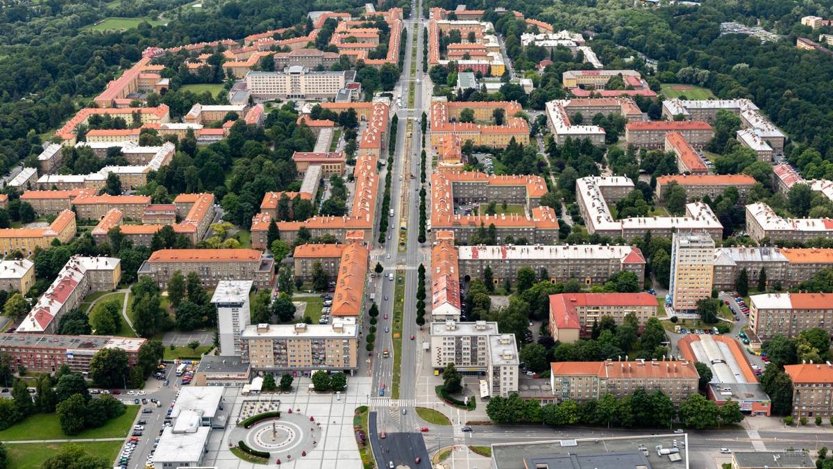 Moravskoslezský kraj informuje občany Havířova o plánované výměně horkovodu od křižovatky ulic Hlavní třída a Jana Wericha a dále v trase vedené převážně zeleným pásem podél ulice Hlavní třída. Práce budou probíhat v termínu od 23. května do 30. srpna 2026, vždy v době od 7:00 do 18:00 hodin. Z důvodu realizace stavby dojde k uzavření levých jízdních pruhů v obou směrech na ulici Hlavní třída.  Žádáme řidiče o zvýšenou opatrnost, trpělivost a důsledné sledování přechodného dopravního značení. https://havirov-city.cz/aktuality/vymena-horkovodu-omezi-dopravu-na-hlavni-tride-havirove