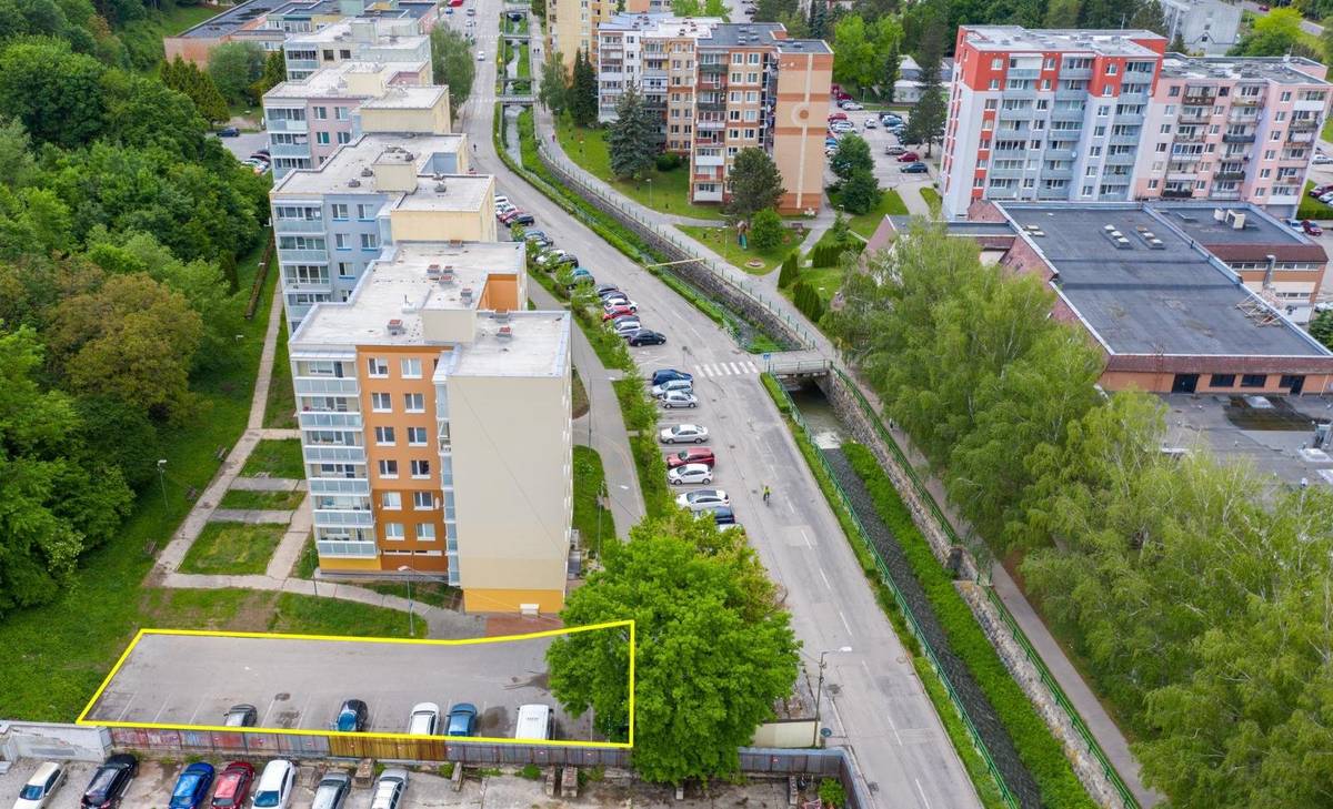 Upozorňujeme vodičov na plánovanú realizáciu vodorovného dopravného značenia na parkovisku vedľa Štvrť SNP č.1 a na parkovisku za bytovým domom Štvrť SNP č.5. Termín realizácie: štvrtok 21.5.2026 od 07:00 do 16:00 h. V uvedenom termíne bude na uvedených parkoviskách prebiehať realizácia vodorovného dopravného značenia. Prosíme vodičov, aby počas realizácie prác na parkovisku neparkovali a rešpektovali dočasné dopravné značenie.