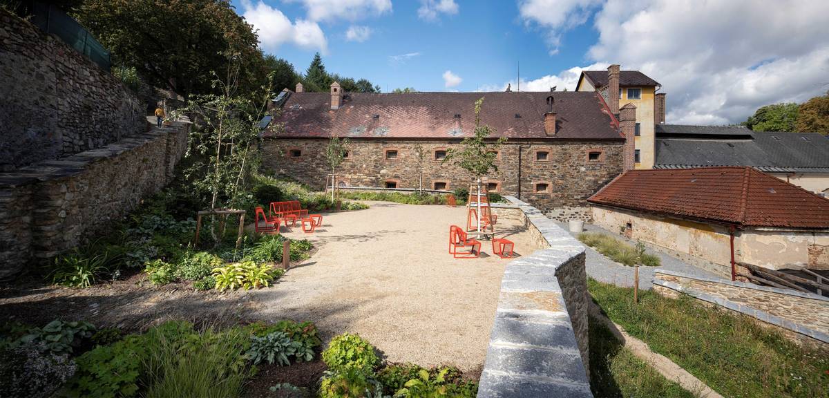 Do letošního ročníku České ceny za architekturu jsou přihlášeny tři vimperské stavby!. Dvě veřejné stavby, jejichž investorem je město Vimperk – Pivovarské terasy od Steiner a Malíková krajinářští architekti a Roman Brychta Architekti a smuteční síň od Jakuba Vaška. Dále pak jedna stavba soukromá – nové sídlo Knoflík společnosti VAVI, které navrhli Mjölk architekti. 16. června bude odborná porota vybírat nominace na ocenění z celkem 301 přihlášených realizací, vyhlášení výsledků proběhne na galavečeru 12. listopadu 2026. 👉 Revitalizace Pivovarských teras – Česká cena za architekturu 2026 👉 Smuteční síň Vimperk – Česká cena za architekturu 2026 👉 Knoflík VAVI – Česká cena za architekturu 2026