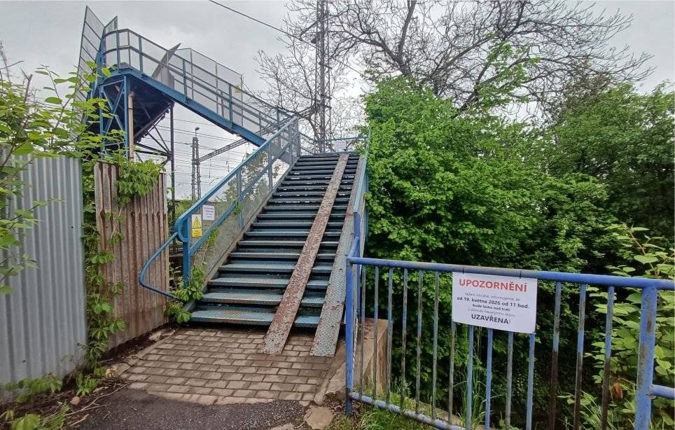 Vážení občané, informujeme vás, že lávka nad tratí na ulici Pod Zvonek v Českém Těšíně bude od 19. května 2026 od 11 hod. z důvodu havarijního stavu uzavřena. Lávka vede nad elektrizovanou železniční tratí a její technický stav již neumožňuje bezpečný provoz. Prosíme všechny občany o pochopení a respektování tohoto opatření. Zároveň důrazně žádáme, aby lidé nevstupovali do kolejiště ani do prostor drah a nepokoušeli se uzavřený úsek obcházet. Pohyb v těchto místech je nejen zakázán, ale především velmi nebezpečný – hrozí zde riziko vážného úrazu v souvislosti s provozem vlaků i elektrickým vedením. Jako náhradní bezpečnou trasu prosím využijte chodník podél ulice Jablunkovské a podchod pod tratí u Billy.  Chápeme, že uzavření lávky může některým z vás zkomplikovat každodenní cestu, a děkujeme za vaši trpělivost, ohleduplnost a vstřícnost. Bezpečnost všech občanů je v této chvíli nejdůležitější.