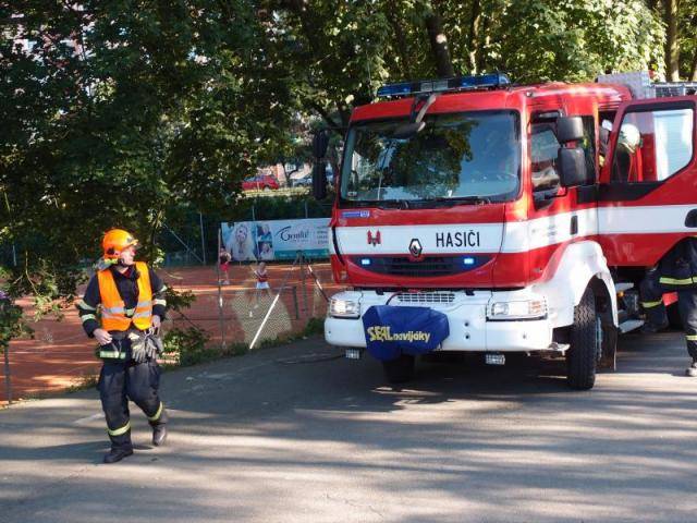 Na náměstí Přerovského povstání se ve středu 20. května od 9 do 15 hodin uskuteční regionální kolo soutěže hasičů ve vyprošťování u dopravních nehod. Do Přerova přijedou profesionální jednotky z Olomouckého a Zlínského kraje i ze Slovenska. Už 29. ročník prověří rychlost, přesnost, taktiku i souhru týmů. Diváci uvidí postupy používané u skutečných nehod – od zajištění místa zásahu přes stabilizaci vozidla až po vyproštění zraněných. Soutěž zároveň odráží dlouhodobý trend, kdy dopravní nehody patří mezi nejčastější zásahy hasičů. Akce je otevřená veřejnosti a vhodná i pro rodiny s dětmi nebo školní skupiny. Návštěvníci mohou soutěžící podpořit přímo na místě.