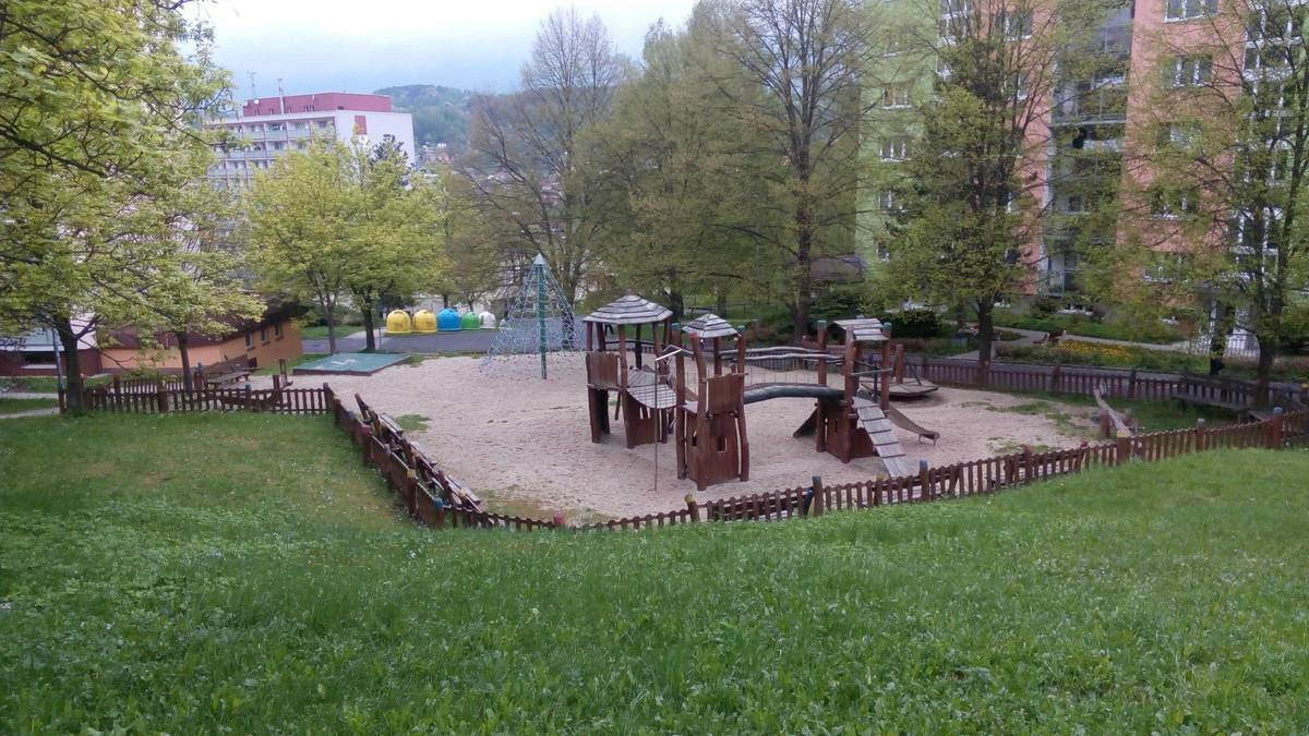 Opravy železnobrodských dětských hřišť byly dokončeny. Přejeme všem uživatelům příjemnou zábavu.   Pokud objevíte nějakou závadu, nahlaste ji prosím na HLÁŠENÍ ZÁVAD - https://hlaseni.tmapy.cz/#563871. Váš požadavek bude zaevidován a předán k řešení. Děkujeme. Lucie Cermanová, odbor územního plánování a regionálního rozvoje