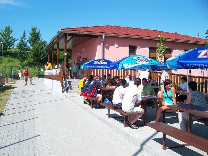 Vážení občané a příznivci naší hospůdky na hřišti. Otevíráme již tento pátek 22.05.2026 v 17 hodin. Pravidelná provozní doba ve dnech úterý a pátek od 17:00 – 22:00 hod. Srdečně Vás zveme. TJ Sokol Dolní Újezd