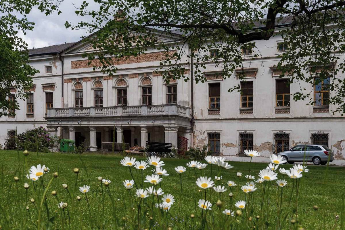 Na jindřichovském zámku pokračují sanační a rekonstrukční práce v místech, kde vzniká infocentrum financované z programu Interreg Česko – Polsko v rámci projektu „Cyklostezka Prudnik – Jindřichov spojuje pohraničí“.