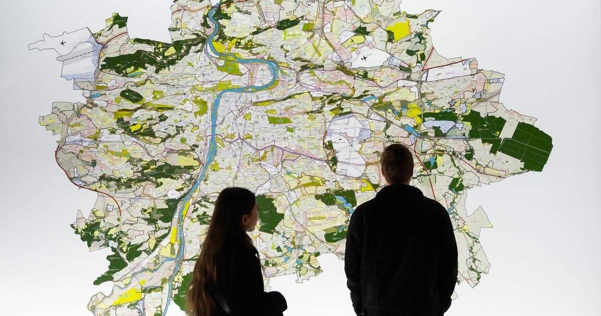 Praha právě zveřejnila kompletní podobu Metropolitního plánu! Plán je tedy zcela dokončen a máme veškerá kladná stanoviska od státu. Jediné, co zbývá, je finální politické rozhodnutí. To by mělo padnout na Zastupitelstvu 28. května. Od této chvíle si můžete materiál včetně vypořádání vašich připomínek prohlédnout na webových stránkách  https://praha.eu/web/metropolitniplan/ke-stazeni-2026