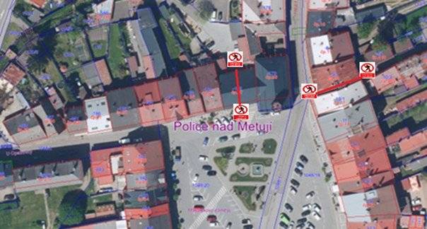 Výmalba průchodů z polického náměstí  Upozorňujeme občany, že v příštím týdnu proběhne výmalba tunýlků vedoucích z polického náměstí.   Od pondělí 18. 5. do středy 20. 5. 2026 bude probíhat výmalba průchodu z náměstí do ulice Pod Jasany, mezi Kvíčerovskou pekárnou a Pizzerií Mario. Od středy 20. 5. do soboty 23. 5. bude následovat výmalba průchodu z náměstí do ulice Hvězdecká, vedle Gurmet Bára.     Po dobu výmalby budou oba průchody pro veřejnost uzavřeny.     Po dobu výmalby průchodu z náměstí do ulice Pod Jasany je omezen přístup k úřední desce umístěné v průchodu. Přístup na úřední desku Vám v tuto dobu umožní pracovnice pokladny nebo matriky na MěÚ. Úřední deska je také dostupná na odkaze: https://www.policenm.cz/urad/uredni-deska-1/ .   V příloze najdete snímek se zákresem uzavřených průchodů a vyznačení náhradní trasy z ulice Pod Jasany.      Děkujeme občanům za trpělivost a pochopení po dobu provádění prací.