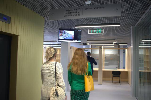 Přerov otevřel nové sídlo magistrátu na náměstí T. G. Masaryka 16, kam se teď postupně přesune část úředníků i klíčové agendy. Zrekonstruovaná budova z konce 60. let prošla více než dvouletou proměnou a dnes slouží jako moderní administrativní centrum, které má sjednotit služby pro občany pod jednou střechou. Právě kvůli tomuto přesunu začne ve čtvrtek 21. května postupné stěhování jednotlivých odborů. Potrvá několik týdnů a dočasně omezí provoz některých agend. Přinášíme přehled toho nejdůležitějšího, aby si lidé mohli své záležitosti naplánovat včas.                               Číst dál...