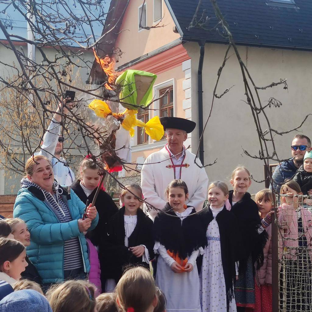 S pribúdajúcimi slnečnými lúčmi sa do našej školy počas uplynulých mesiacov vrátila dobrá nálada a túžba získať nové poznatky. Vyučovanie sa častejšie realizovalo v exteriéri.