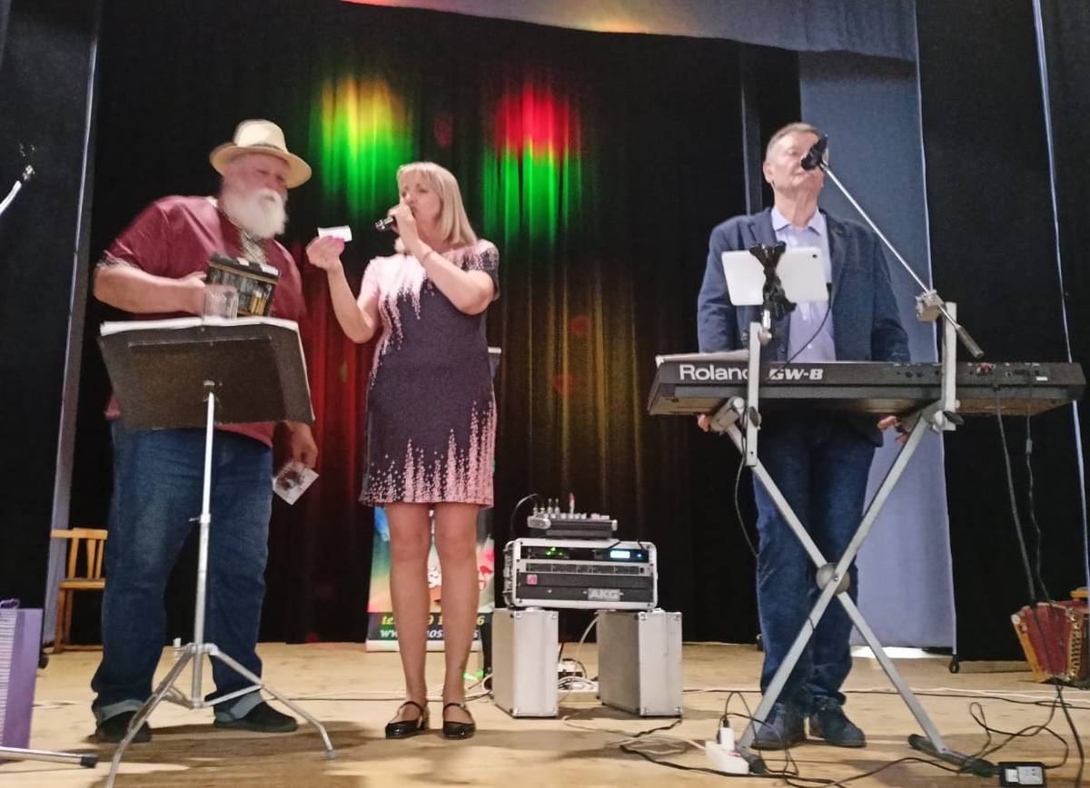 V neděli 10.5. uspořádal heligonkář Jan Grabec v kulturním domě koncert se skupinou DUO SONET.