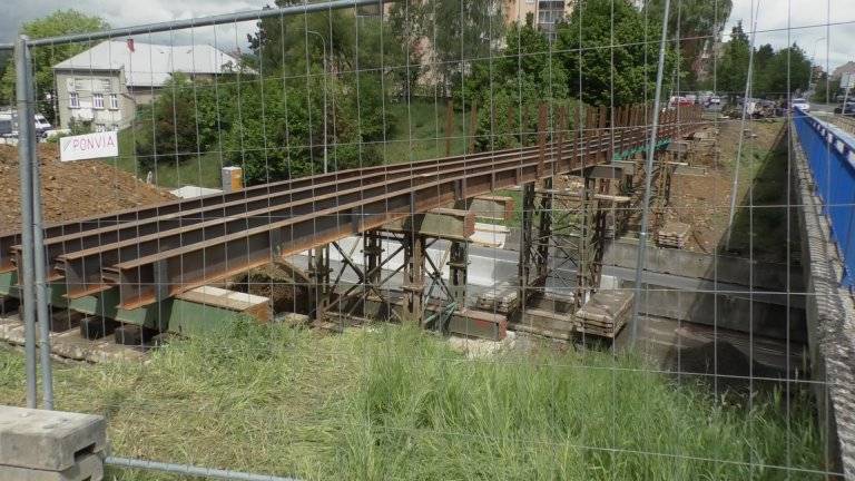 Investor stavby – Správa silnic Olomouckého kraje upřesnil harmonogram rekonstrukce mostu na tř. 1. máje. Jízdní řády MHD. Lávka pro pěší se již buduje (fotogalerie).