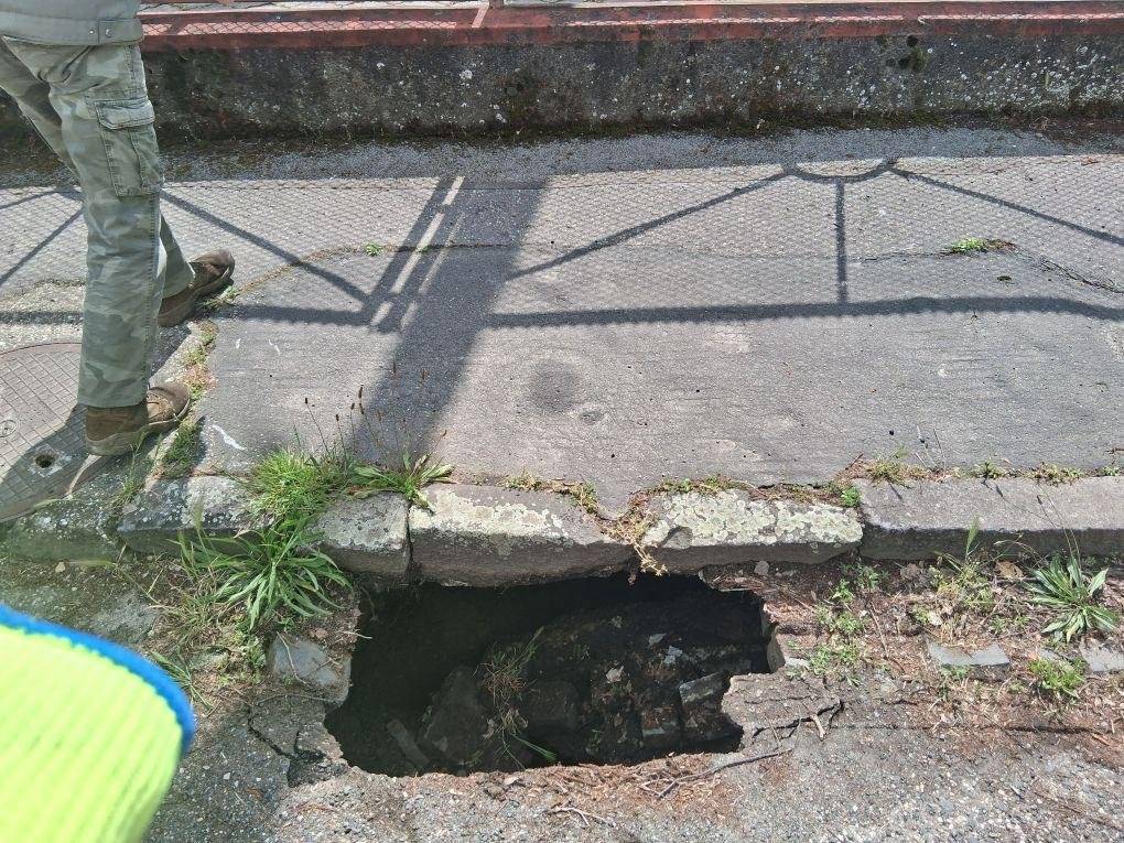 Vážení občania,   upozorňujeme Vás na prepadnutú časť vozovky na ulici Československej armády 27, Tlmače, ktorá môže predstavovať nebezpečenstvo pre chodcov aj vodičov motorových vozidiel.   Prosíme Vás o zvýšenú opatrnosť pri prejazde a pohybe v danom úseku. Miesto je označené a na odstránení vzniknutej situácie sa intenzívne pracuje.   Ďakujeme za pochopenie a rešpektovanie dočasných obmedzení.