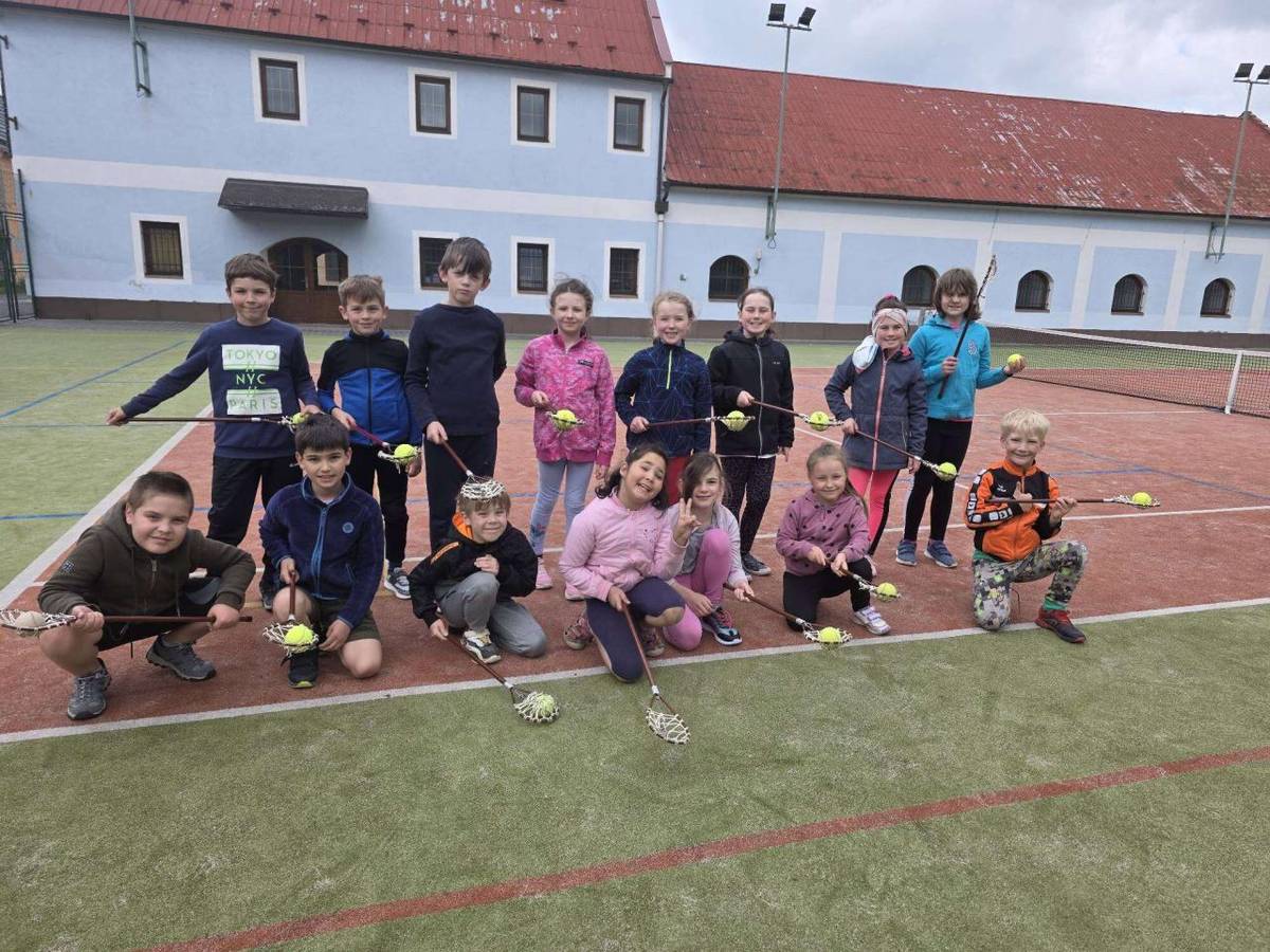 Děti v základní škole v rámci výuky měřili obvod stromů, sázeli květiny. Nechyběl tělocvik venku a zkoumání živočichů. Foto Monika Hladíková