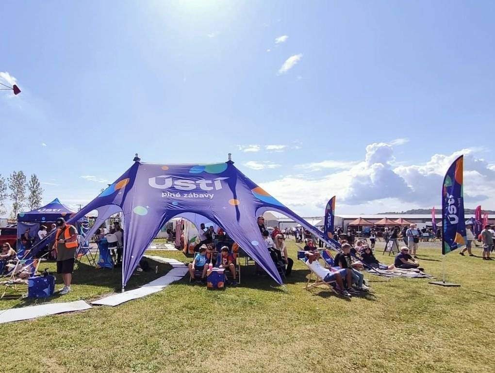 V průběhu června nebude oddělení cestovního ruchu chybět na akcích našich partnerů, kde pro Vás bude připravený stánek města nebo příjemná chill zóna k odpočinku. Přijďte si užít pohodovou atmosféru, načerpat inspiraci na trávení volného času a objevit tipy na výlety v okolí i širším regionu. Rádi Vám také představíme aktuální přehled zajímavých pořádaných akcí, které byste si rozhodně neměli nechat ujít. Na kterých akcích nebudeme v červnu chybět?  Návrat svatého Václava – 600 a 900 let od velkých bitev 1126 a 1426 6. 6. 2026 / jezero Milada Cena jezdectví 6. 6. 2026 / Hipodrom Most Miniveletrh cestovního ruchu Most  9. 6. 2026 / pod ochozem Magistrátu města Most  11. dětský den otevřených dveří Dopravního podniku 13. 6. 2026 / vozovna Všebořice Den s IZS a Armádou ČR s městem Ústí nad Labem 20. 6. 2026 / Letiště Ústí nad Labem    Přijďte se na chvíli zastavit, popovídat si a načerpat inspiraci.