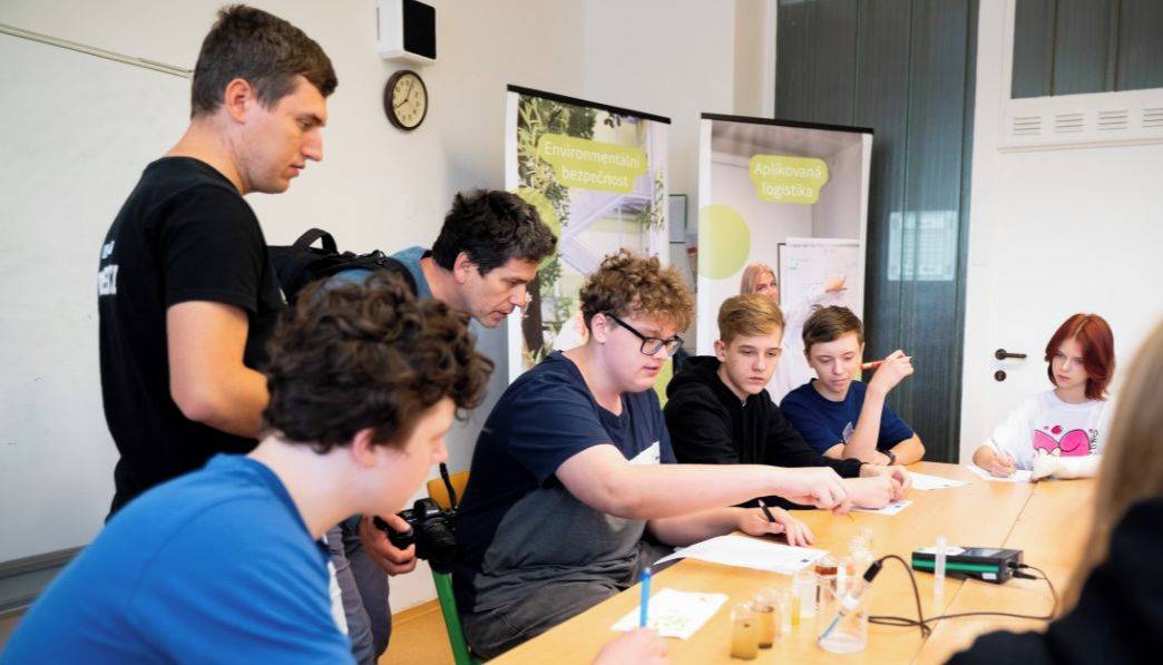 Zlín - Studenti a akademici Fakulty logistiky a krizového řízení Univerzity Tomáše Bati zamířili do 17. ZŠ Křiby s interaktivním kurzem zaměřeným na témata, která jsou dnes aktuálnější než kdy dříve. Žáky čekaly praktické ukázky, reálné scénáře, moderní měřicí technika i situace, se kterými se mohou setkat v běžném životě.