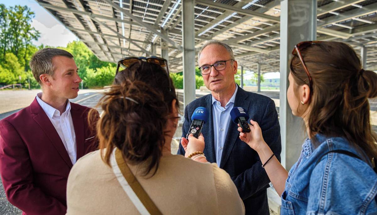 Zlín - Zlínská zoo již několik let úspěšně realizuje projekty věnované udržitelnosti, úspoře energií a šetrnému přístupu k životnímu prostředí. V této oblasti je skutečným průkopníkem a také inspirací pro návštěvníky. Nejnovějším krokem v uvedené strategii je nová fotovoltaická elektrárna, která byla především zhotovena jako carport na parkovišti poblíž sezónního vstupu do zoo. Finanční náklady dosáhly 35 milionů korun. Projekt zaštítily statutární město Zlín, zřizovatel zlínské zoo, a dotace z evropských fondů prostřednictvím programu ITI Zlínské aglomerace.
