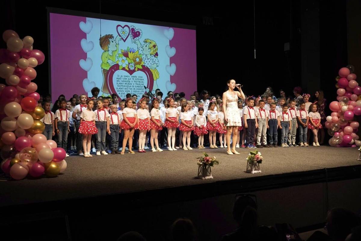 V piatok pripravila ZŠ J. A. Komenského slávnostné vystúpenie venované rodine, mamám, otcom a sile lásky. Ďakujeme za krásny a kvalitný program!