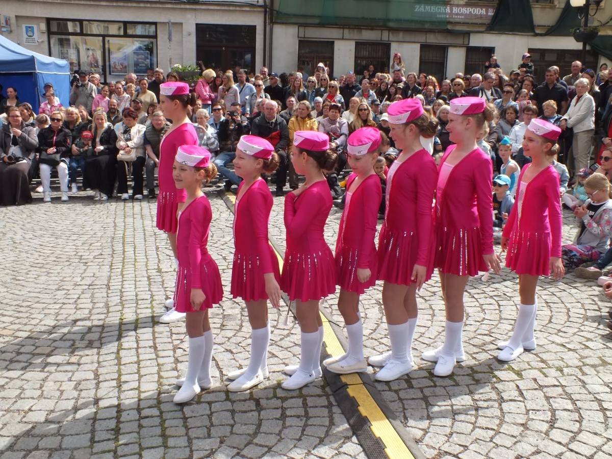 Na náměstí v Rožmitále pod Třemšínem se konal v neděli 17. května osmatřicátý ročník Festivalu dechových orchestrů a mažoretek. Zlatým hřebem programu bylo vystoupení Dechového orchestru mladých Základní umělecké školy J. J. Ryby, který si letos připomíná 50. výročí svého založení.