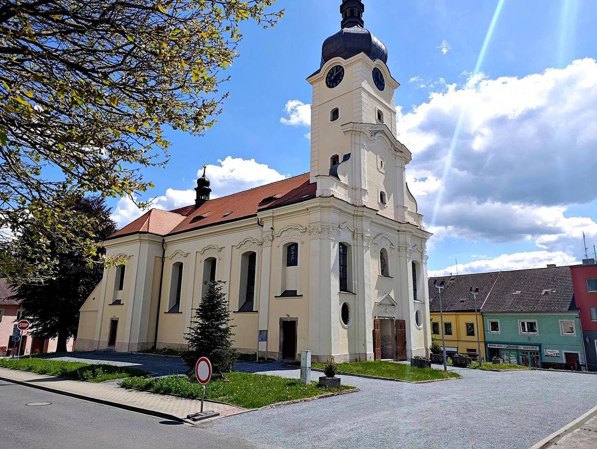 Rokycanský deník přiblížil: Nová klidová zóna vzniká na náměstí v Radnicích na Rokycansku. Vedle kostela sv. Václava už se rýsuje klidové místo s cestičkami, které v pátek slouží i jako dějiště místních vyhlášených trhů.