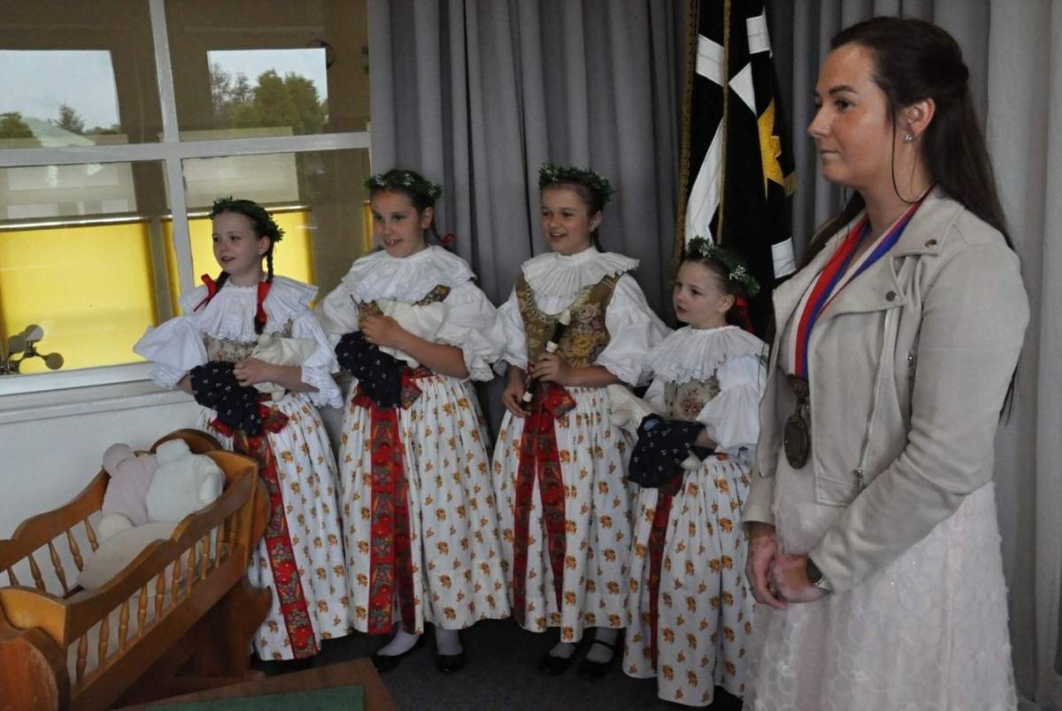 Naleznete na odkaze: https://www.rajce.idnes.cz/hostisova/album/vitani-obcanku-17-5-26