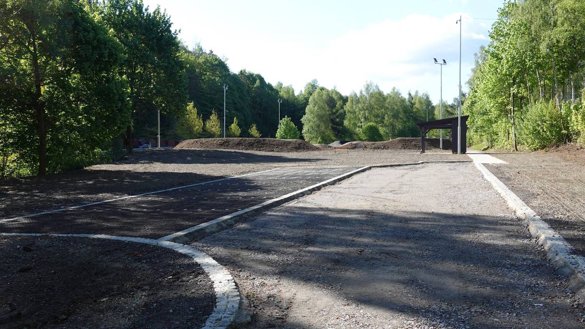 Stavba pumptracku se úspěšně blíží do finále. V samotném areálu zbývají drobnosti, i tráva již je vysetá. Zbývá však ještě dokončit přístupovou silnici od I/4. Podívejte se na fotky. A zapište si do diářů: 23. 6. v 16:00 hodin budeme pumptrack otevírat a bude to velké!