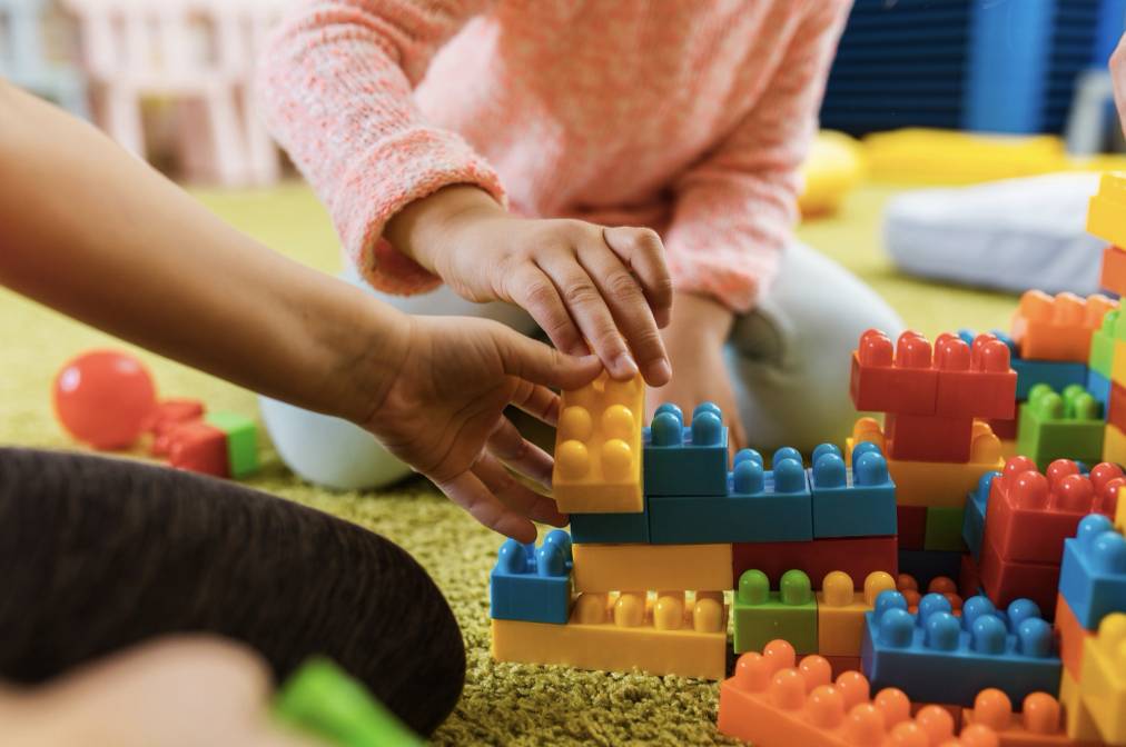 Duben přinesl první skutečné jarní dny. Příroda kolem nás se postupně probouzí, vše začíná kvést a právě toto období je pro děti plné inspirace z radostného poznávání světa kolem sebe.