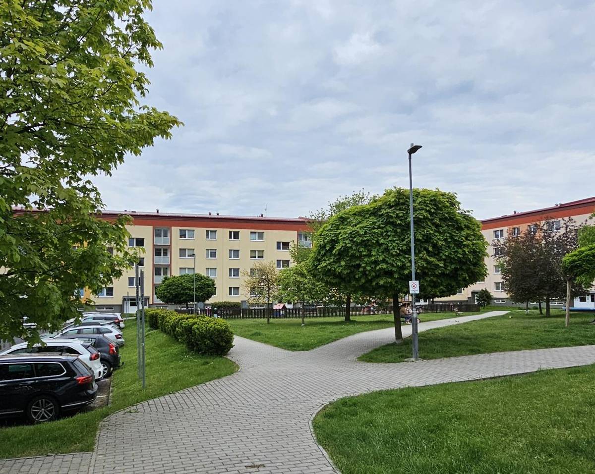 Od pondělí 25. května 2026 bude na chodnících v sídlišti Kolonie zahájena postupná oprava zámkové dlažby.