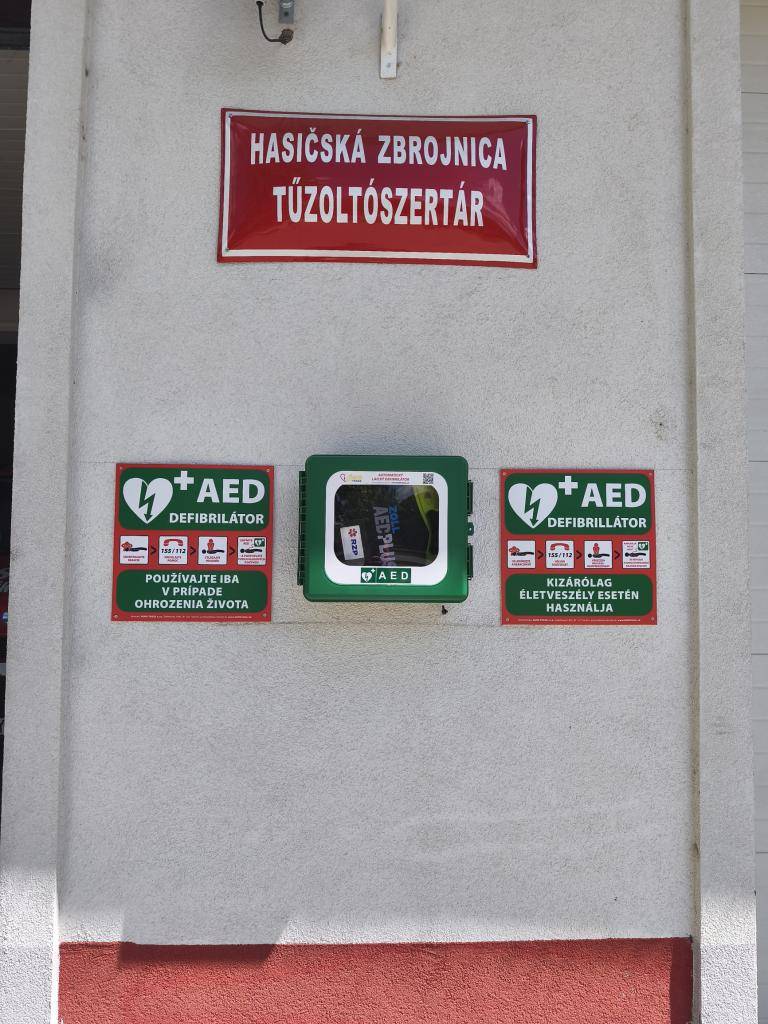 Podľa nového § 3 ods. 5 zákona o obecnom zriadení obec, ktorá má viac ako 500 obyvateľov, je povinná zabezpečiť, aby bol na verejne prístupnom mieste v obci dostupný aspoň jeden funkčný automatický externý defibrilátor.
