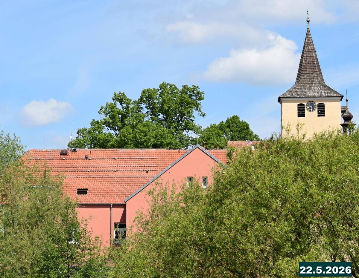 Zastupitelstvo obce se rozhodlo instalovat fotovoltaické panely na střeše základní školy a školní tělocvičny. Tento projekt je součástí širší strategie, která má za cíl zvýšit energetickou efektivitu a snížit náklady na energie v těchto školních budovách.