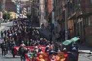 Demonstranti se účastní pochodu požadujícího rezignaci bolivijského prezidenta Rodriga Paze ve městě La Paz