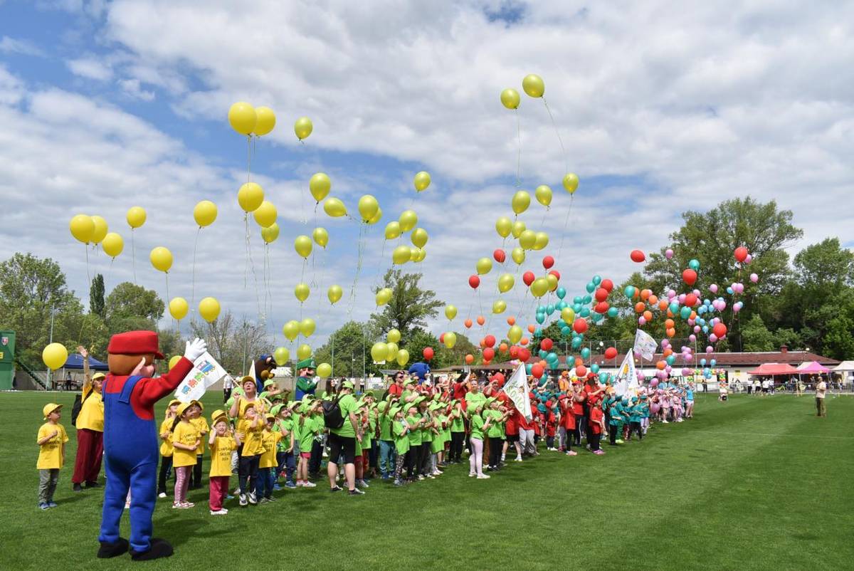 Pátý ročník Olympiády školek zaplnil včera odpoledne fotbalový stadion u Ohře. Soutěží na deseti stanovištích se zúčastnily dvě stovky předškoláků z mateřských škol v Žatci, kteří byli rozděleni do  sedmi družstev. Fandily jim stovky rodičů, babiček, dědečků či dalších blízkých.