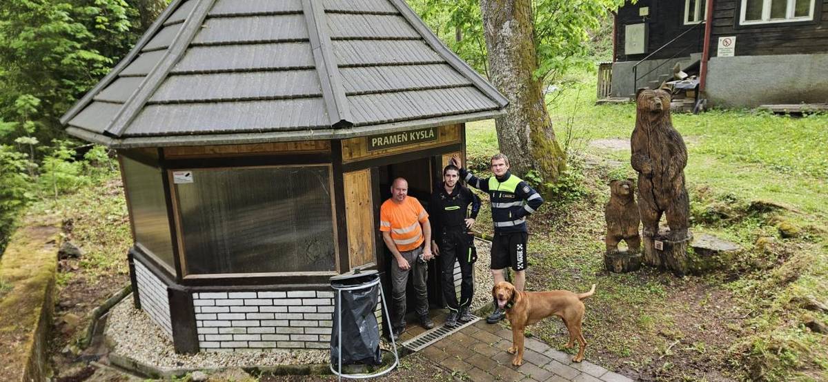 Opäť sa urobilo množstvo skvelej práce.   Počas týchto dní dostali črepníky pri Dome smútku svoj finálny náter a už túto sobotu sa do nich budú sadiť kvety.