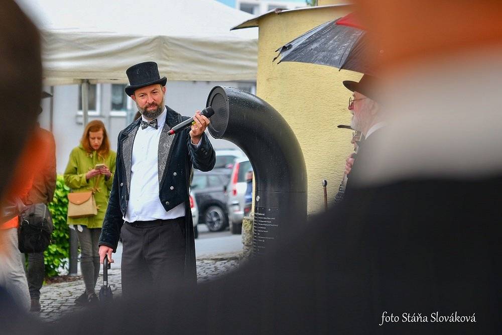 Město Příbor získalo další originální kulturní prvek, který propojuje veřejný prostor, historii i umění. U rodného domu Sigmunda Freuda byl nově instalován Poeziomat – jedinečné „mluvítko poezie“, které přináší kolemjdoucím verše, hudbu, vzpomínky i zvuky neodmyslitelně spojené s městem. Za projektem stojí Ondřej Kobza, známý iniciátor kulturních aktivit ve veřejném prostoru a zakladatel spolku Piána na ulici. Právě díky jeho projektům se kultura dostává přímo mezi lidi – do ulic, parků či náměstí – a stává se přirozenou součástí každodenního života. „Poeziomat v Příboře funguje zcela jednoduše a zároveň kouzelně. Na první pohled připomíná zahnutou rouru vyčnívající ze země. Stačí zatočit klikou, vybrat si některou z nahrávek a zaposlouchat se do hlasů, hudby či příběhů, které vyprávějí o městě a jeho jedinečné atmosféře,“ sdělila Marika Demlová z odboru investic, rozvoje a správy majetku. „Návštěvníci si mohou poslechnout například autentickou nahrávku hlasu Sigmunda Freuda, zvuk motoru legendární Tatra 603 nebo recept na vyhlášené příborské šifle. Hudební část doplňují lidové písně v podání sboru Valentin či skladby souboru Musica Priboriensis. Poeziomat tak vytváří originální zvukovou mozaiku, která představuje kulturní identitu města netradiční a hravou formou,“ doplnila Marika Demlová. Instalace Poeziomatu zároveň vhodně doplňuje návštěvu rodného domu Sigmunda Freuda, který nabízí novou moderní expozici věnovanou životu a odkazu slavného rodáka. Spojení historie, kultury a moderního veřejného umění tak přináší obyvatelům i návštěvníkům města nový zážitek a další důvod zastavit se, poslouchat a objevovat. Poeziomat je důkazem, že kultura nemusí být uzavřena pouze v galeriích nebo koncertních sálech. Může nás potkat cestou do práce, při procházce městem nebo během obyčejného dne – a právě v tom spočívá jeho jedinečné kouzlo. Foto: Stanislava Slováková