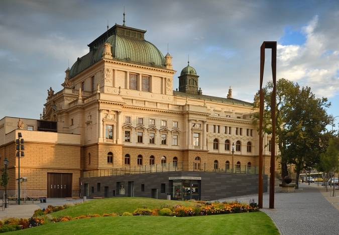 Nabízíme vám opět ve spolupráci s Divadlem J.K. Tyla výhodné předplatné na novou divadelní sezónu na 4 představení - činohra, muzikál, balet a opera. Konkrétní představení jsou uvedena v příloze. Objednávejte přednostně do 14.6.2026, zajistěte si ta nejlepší místa.