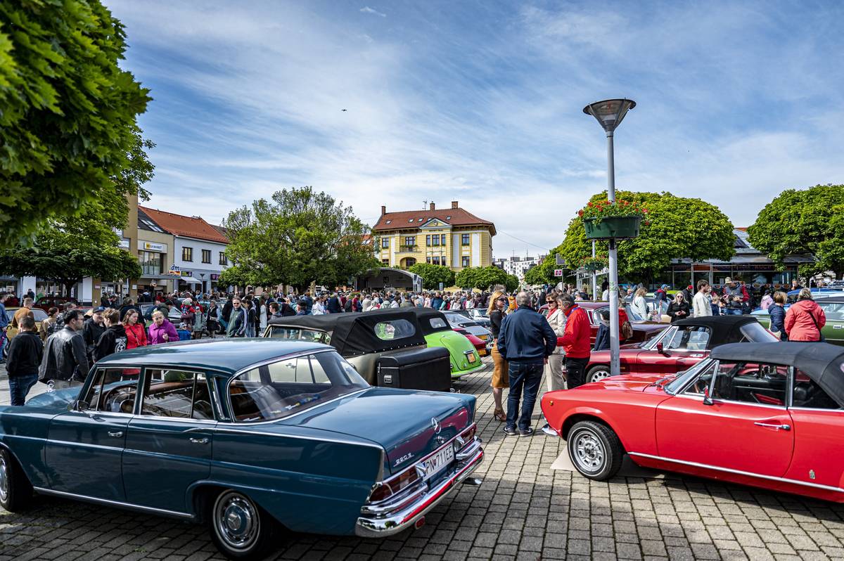 Pripomíname, že do ulíc nášho mesta opäť prichádza obľúbená Veteran Rally Memoriál Pavla Čirku – podujatie plné elegancie minulých čias, historických vozidiel a nezameniteľnej atmosféry.     Už 14. ročník medzinárodného stretnutia veteránov prinesie viac ako 80 historických automobilov a motocyklov zo Slovenska i zahraničia.     Po prejazde regiónom a výstave v Čachticiach zavítajú veterány j do mesta, kde bude pripravený popoludňajší program na Námestí slobody.     Kedy? Sobota 23. mája 2026 od 14.00 do 16.30 hod. Námestie slobody     Tešiť sa môžete na koncert kapely SwinGang, nádherné historické motocykle a automobily, dobové kostýmy, skvelú atmosféru a program pre všetky generácie.     Počasie objednané - slnečno, 25 stupňov.     Príďte si vychutnať vôňu benzínu, noblesu minulých čias a jedinečný zážitok, ktorý každoročne patrí k najkrajším podujatiam nášho regiónu.     Tešíme sa na vás!       Informácia od organizátora:  Novomestský Veteran Klub   Tento rok sme naplánovali aj krátku okružnú jazdu Novým Mestom. Od Považian prídeme po ulici Piešťanská, Železničná, Banská, Čachtická, Hviezdoslavova, Malinovského, Holubyho, J.Kolára a ulicou J. Weisseho na Námestie slobody kde bude výstava vozidiel, Stretnutie historických a retro kočíkov a samozrejme hudobné vystúpenie kapely SwinGang.. Tešíme sa na všetkých....