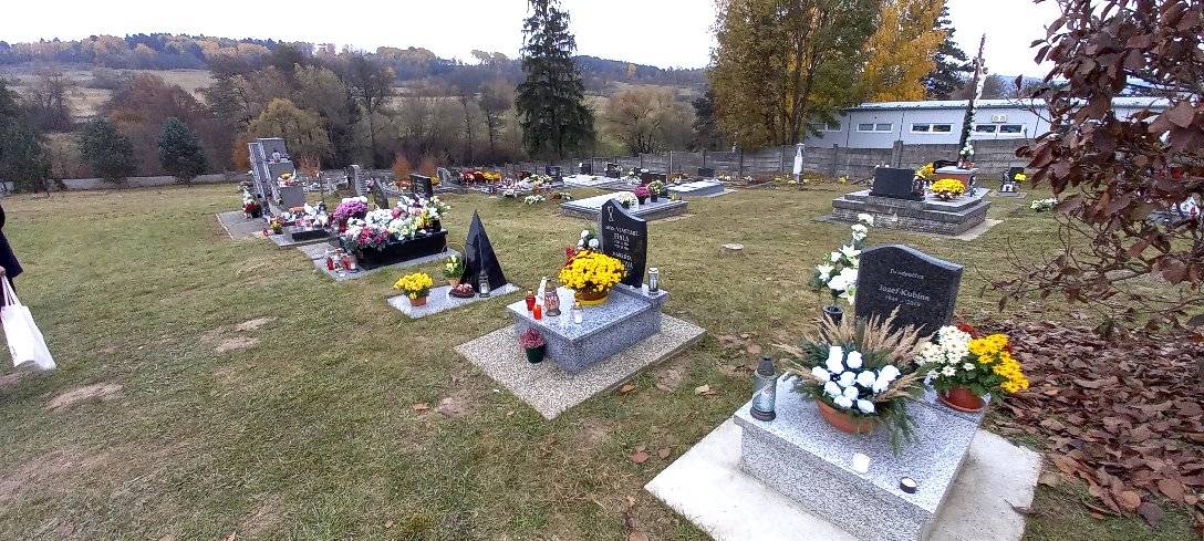 Oznamujeme občanom, že je pokosený celý cintorín. Môžete si poupratovať hroby svojich blízkych.