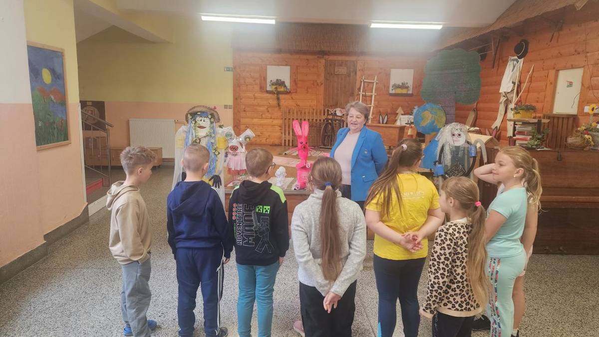 V mesiaci apríl prebiehala na našej škole v spolupráci s Obecným úradom v Rabči environmentálna súťaž Tvorba z odpadu.
