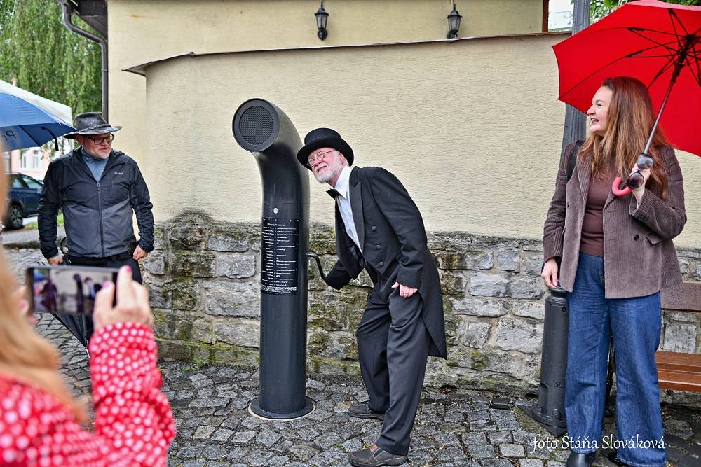 Město Příbor získalo další originální kulturní prvek, který propojuje veřejný prostor, historii i umění. U rodného domu Sigmunda Freuda byl nově instalován Poesiomat – jedinečné „mluvítko poesie“, které přináší kolemjdoucím verše, hudbu, vzpomínky i zvuky neodmyslitelně spojené s městem.