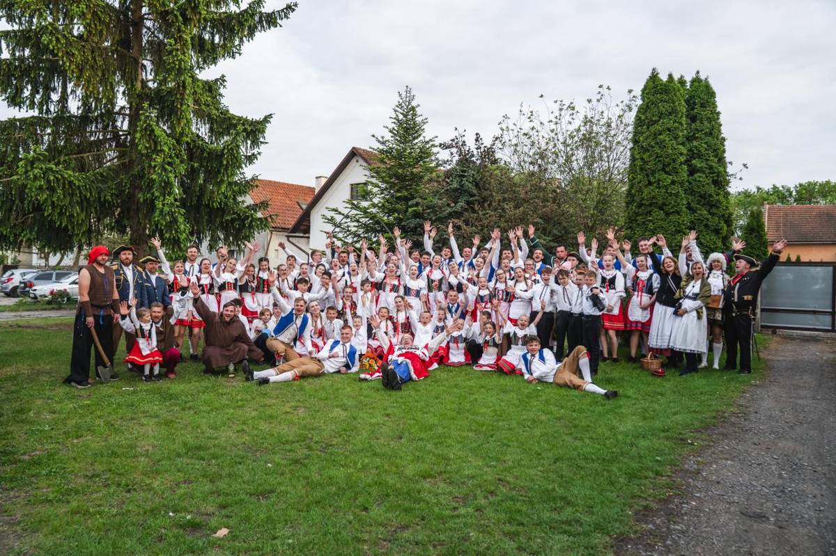 V článku je odkaz na fotografie z letošních Májů v Jestřabí Lhotě