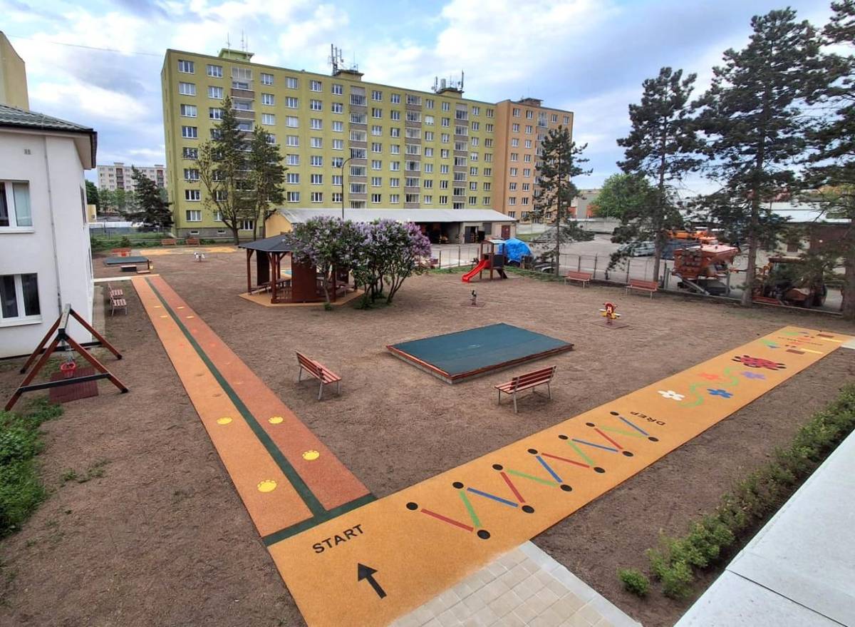 Město Žatec zajistilo kompletní revitalizaci zahrady mateřské školy v ulici Otokara Březiny. Zahrada prošla výraznou proměnou a dětem nabídne moderní a bezpečné prostředí pro hry, pohyb i vzdělávání.