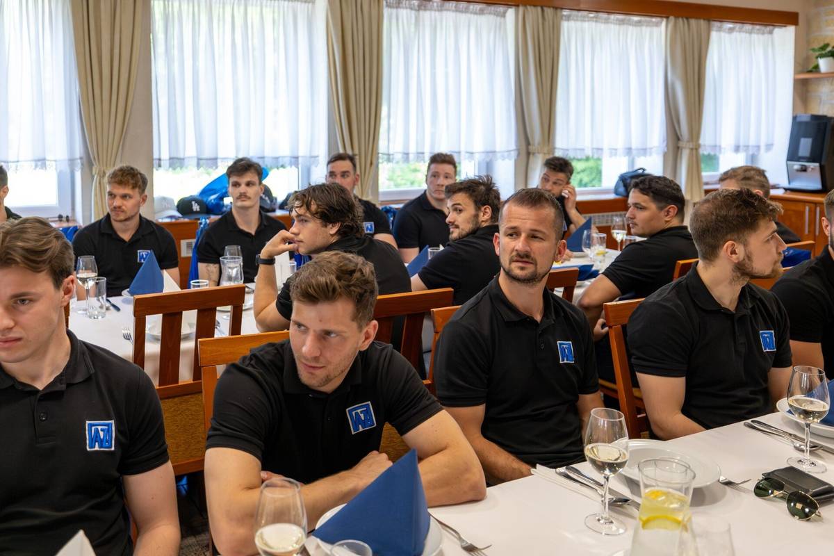 Vedení města Havířova společně s hejtmanem Moravskoslezského kraje přijalo hráče a vedení hokejového klubu AZ Havířov u příležitosti postupu do první hokejové ligy. Slavnostní společný oběd byl poděkováním za mimořádné sportovní výkony, bojovnost a úspěšnou reprezentaci města i celého regionu. Setkání se uskutečnilo v přátelské atmosféře za účasti primátorky Havířova Ivety Kočí Palkovské, členů vedení města, hejtmana Moravskoslezského kraje Josefa Bělici, hráčů, trenérů i zástupců klubu.  Primátorka Havířova během setkání vyzdvihla význam postupu pro město i fanoušky. „Postup do Maxa ligy je obrovským úspěchem, který přinesl radost tisícům fanoušků a zviditelnil Havířov v celé republice. Chtěla bych poděkovat hráčům, realizačnímu týmu i vedení klubu za jejich odhodlání, týmového ducha a skvělou reprezentaci našeho města,“ uvedla. Hráči AZ Havířov během společného oběda poděkovali za podporu městu, kraji i fanouškům, kteří tým provázeli po celou sezonu. Diskutovalo se také o dalších plánech klubu a přípravách na nadcházející sezonu v Maxa lize. Setkání bylo symbolickým poděkováním za výjimečný sportovní úspěch a potvrzením toho, že hokej má v Havířově silné místo a dlouholetou tradici. https://havirov-city.cz/aktuality/hokejova-euforie-havirove-mesto-ocenilo-hrace-az-za-postup-do-maxa-ligy