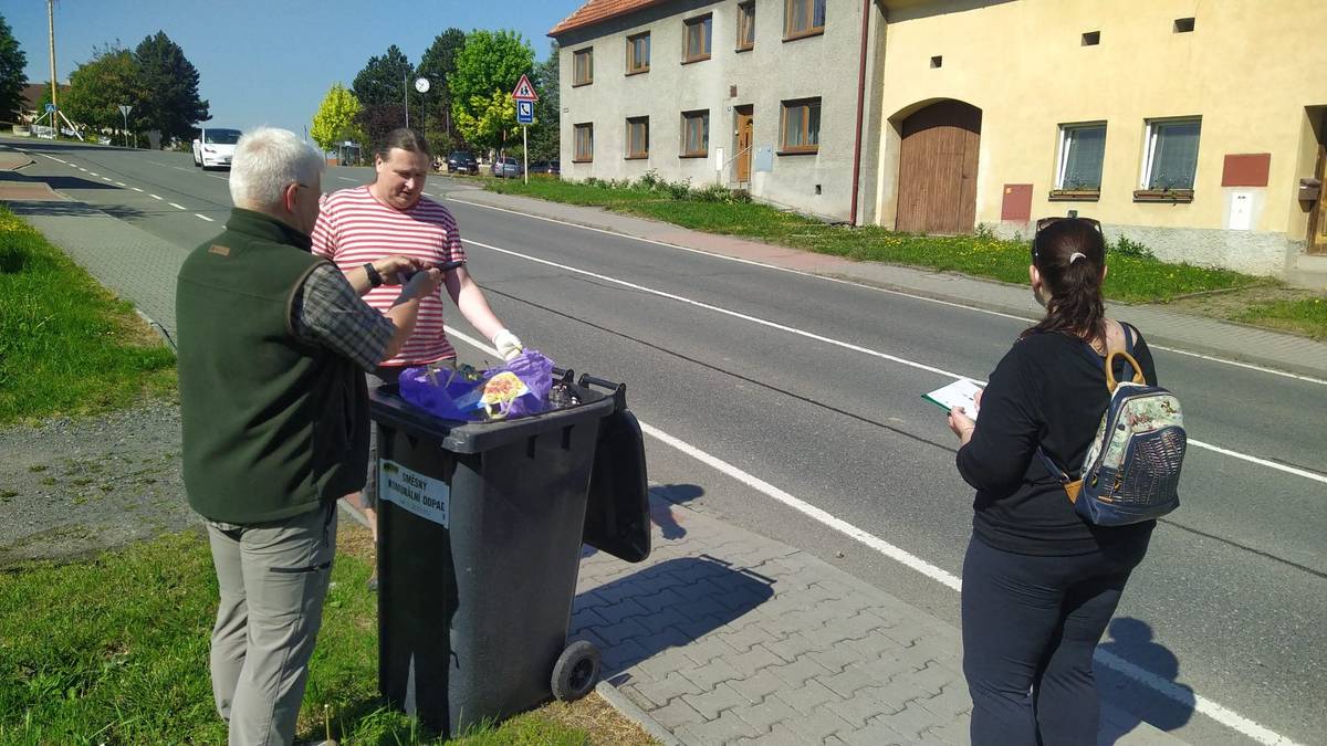 Dnes 20.5.2026 společně se zástupci svozové společnosti Skládka Bystřice proběhla kontrola popelnic před svozem komunálního odpadu. Kontrola se zaměřila na zjištění naplněnosti sběrných nádob a podíl odpadů, které měly být vytřízeny a které by v popelnicích být neměly. Z kontroly bude vypracována závěrečná zpráva, nicméně i bez zprávy bylo vidět, že v třídění máme značné rezervy. Na závěr malé upozornění, že pracovníci svozové firmy nemusí vyvézt popelnici, pokud obsahuje např. stavební odpad, BIO odpad nebo nebezpečný odpad!