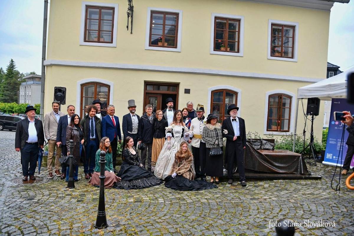 Město Příbor se ve dnech 15.–17. května 2026 stalo centrem kultury, historie, umění i mezinárodních setkání. Freud Fest 2026 připomněl odkaz světoznámého rodáka Sigmunda Freuda prostřednictvím bohatého programu pro všechny generace a současně přivedl do města řadu významných zahraničních hostů. Festival byl slavnostně zahájen v pátek 15. května v refektáři piaristického kláštera tiskovou konferencí a oficiálním otevřením festivalu. Součástí úvodního večera byl koncert skupiny Meckie Messer Klezmer Band a odborná přednáška PhDr. Michaela Václavíka věnovaná osobnosti Sigmunda Freuda a jeho přínosu pro psychologii i moderní společnost. Město Příbor mělo během festivalu čest hostit mimořádně významné zahraniční hosty, odborníky i potomky rodiny Sigmunda Freuda. Do Příbora zavítal Patrick Richmond Nicholas, který se dlouhodobě věnuje umělecké fotografii a dokumentaci kulturních projektů. Přijel také André Schüller s rodinou, jenž působí v oblasti psychoanalýzy a šíření Freudova odkazu v Jižní Americe. Významným hostem byla rovněž Anna Jobson, která zastupuje londýnské Freudovo muzeum. Festivalu se zúčastnil také pravnuk Sigmunda Freuda David Freud s manželkou Cillou a pravnučka Caroline Penney s manželem Lawrencem. Mezi vzácnými hosty byli i Louise van de Geest s manželem Thomasem Zenem, kteří reprezentovali potomky rodiny Flussových spojené s historií Příbora a Freudovy rodiny. Festival navštívil také Federico Mammarella z Itálie, zástupci turecké Antalye Ümit Uysal a Ömer Gilan, kteří reprezentovali přátelská města v rámci družební spolupráce historických měst. Mezi hosty nechyběla ani Leslee Brown, která se dlouhodobě věnuje projektům propojujícím oblast psychologie, duševního zdraví a osobního rozvoje. „Festival během víkendu propojil hudbu, výtvarné umění, odborné debaty, historický program i zážitkové aktivity. Návštěvníci si užili koncerty, tematické výstavy, komentované prohlídky rodného domu Sigmunda Freuda i nevšední setkání s historickou postavou samotného Freuda,“ uvedla Jana Sýkorová z odboru kultury, sportu a cestovního ruchu. Sobotní program nabídl koncerty PříRock a ZUŠ Příbor, vystoupení taneční skupiny LDance, koncert Mackie Messer Klezmer Band i večerní koncert Anny K. Večer zakončila skupina Galia Brothers a následná diskotéka DJ JJ. Významnou součástí festivalu byla také panelová diskuze „Setkávání se Sigmundem Freudem“, která přivítala PhDr. Michaela Václavíka, MUDr. Petera Pötheho a Mgr. Tomáše Puškárika, Ph.D. Diskuzi moderoval cestovatel a publicista Petr Horký. „Velký zájem vzbudily také festivalové výstavy. Ve Flussově továrně byla k vidění fotografická výstava Ondřeje Pavlačíka „Příbor, který vtiskl Freuda“. Kulturní dům Příbor hostil výstavu dětských výtvarných prací „Vše nejlepší, pane Freude“ a Galerii dětských snů. Piaristický klášter pak nabídl výstavu obrazů RNDr. J. Brůnové a Jana Demerciho „Racio a emoce – dvě dimenze bytí“,“ doplnila Jana Sýkorová. Mimořádnou událostí bylo slavnostní otevření nové expozice v rodném domě Sigmunda Freuda s názvem Dům snů Sigmunda Freuda. Nová expozice představuje moderní a originální pojetí muzejní prezentace. Nevychází pouze z historických dat a klasických vitrín, ale především z Freudových myšlenek, vzpomínek, snů a tématu lidského nevědomí. Tvůrci expozice se inspirovali významnými Freudovými muzei ve Vídni a Londýně, zároveň však vytvořili zcela jedinečný koncept zaměřený na Freudovo dětství, rodinné zázemí a jeho vztah k rodnému Příboru. Návštěvníci procházejí jednotlivými částmi expozice prostřednictvím moderních audiovizuálních a interaktivních prvků. Součástí jsou projekce, zvukové instalace, světelné efekty i symbolické prvky pracující s tématem snů, podvědomí a lidské psy