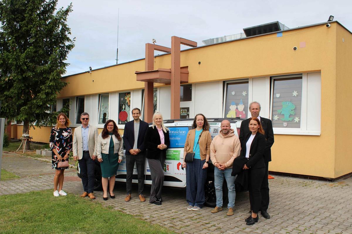 Dnes se paní starostka Marie Táborská zúčastnila slavnostního předání nového vozu Dacia Jogger pro ZŠ speciální Palachova v Chomutově v rámci projektu „Auto pomáhá dětem pro ZŠ Palachova“, jehož je obec Březno partnerem a podporovatelem. 🚗💙 Nový automobil pomůže škole při zajištění dopravy dětí a usnadní každodenní péči i organizaci aktivit, které mají pro děti velký význam. Obec Březno dlouhodobě podporuje projekty, které pomáhají tam, kde je to skutečně potřeba a kde má pomoc opravdový smysl. Jsme rádi, že jsme mohli být součástí této krásné a smysluplné akce, která přinese dětem větší komfort, bezpečí i nové možnosti. Děkujeme všem, kteří se na realizaci projektu podíleli. 🙏