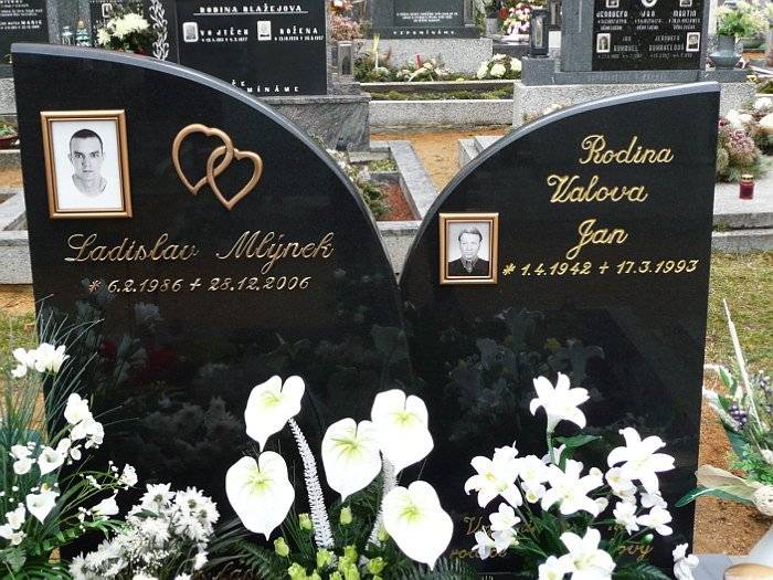 Soukromé kamenosochařství Vrba Libor bude přijímat v sobotu 23. 5. v době od 15:15 do 15:45 hodin na místním hřbitově objednávky na výrobu nových pomníků, a to dle našeho nebo Vašeho návrhu nebo dle zahraničních katalogů. Dále nabízí sekání, zlacení, stříbření a obnovu písma. Prodej hřbitovních doplňků a jiné kamenické práce. Na přijaté zakázky platí VELKÉ slevy.