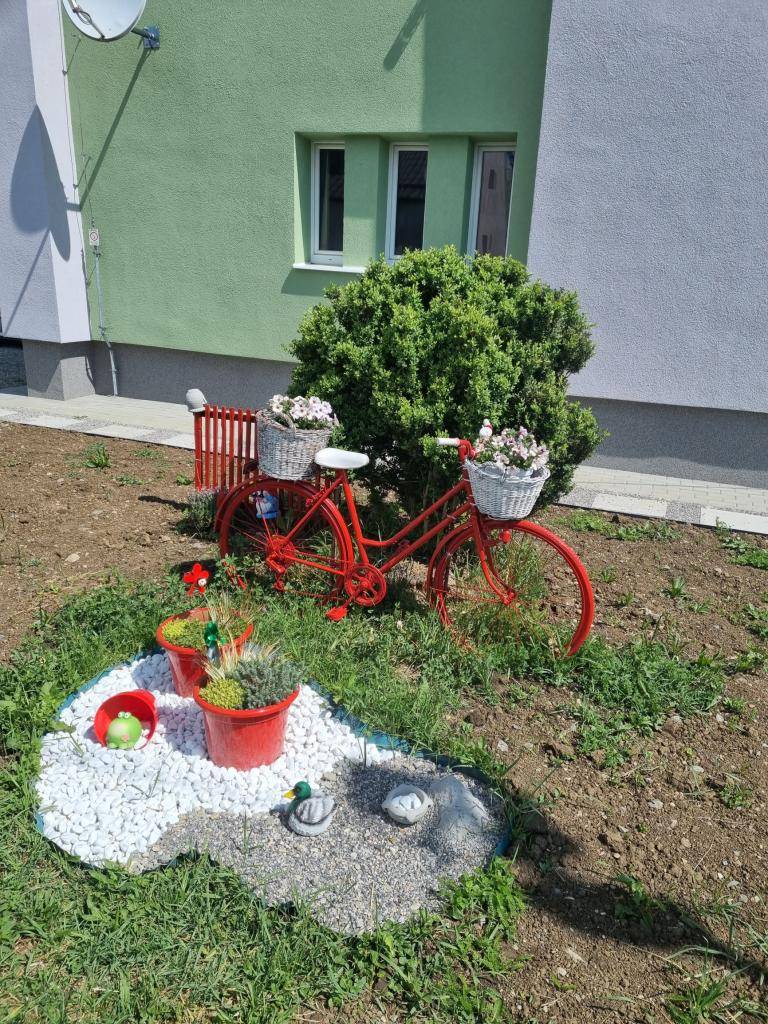 Tento týždeň prebieha celoslovenská kampaň Týždeň dobrovoľníctva (18.-24. máj), pričom cieľom je podporiť verejnosť v dobrovoľníckych aktivitách, posliniť komunitu a vzťah obce s občanmi. Peknou ukážkou kooperácie obce a aktivity občanov je napr.  úprava okolia bytového domu na ul. Slatinskej č.30.