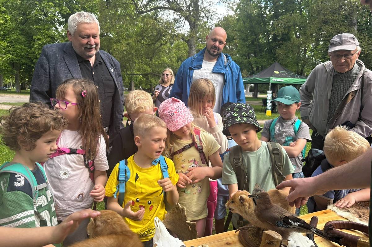V Litoměřicích dnes odstartovala tradiční Chovatelská přehlídka trofejí pořádaná Okresním mysliveckým spolkem ČMMJ Litoměřice ve spolupráci s městy Litoměřice, Roudnice nad Labem a Lovosice. Výstava, která potrvá až do soboty 23. května, nabízí návštěvníkům pohled na trofeje ulovené zvěře z regionu a zároveň přibližuje myslivost jako součást péče o krajinu a přírodu.  Hlavní část přehlídky je umístěna v malém sále Kulturního a kreativního centra, kde si návštěvníci mohou prohlédnout vystavené trofeje a vyzkoušet také laserovou střelnici. Výstava je přístupná zdarma. Součástí dnešního zahajovacího programu byl také Den myslivosti pro školy a veřejnost, který se dopoledne konal v Jiráskových sadech. Návštěvníci mohli vidět vystoupení mysliveckých trubačů či ukázky vábení zvěře. Velký zájem vzbudila prezentace loveckých plemen psů a ukázka dravců. Myslivci přivezli ukázat i vycpaná zvířata, kožešiny a další zajímavosti spojené s přírodou a myslivostí. Program v parku doplnily také ukázky lesnictví a prezentace organizací, které se věnují ochraně přírody a práci v krajině. Akce byla zaměřena především na děti a školní kolektivy, kterým zábavnou formou přiblížila svět lesa, zvěře a mysliveckých tradic. Chovatelská přehlídka trofejí pokračuje i v dalších dnech. Ve čtvrtek a pátek je otevřena od 9 do 17 hodin, v sobotu do 16 hodin. {gallery}02026/den_myslivosti{/gallery}